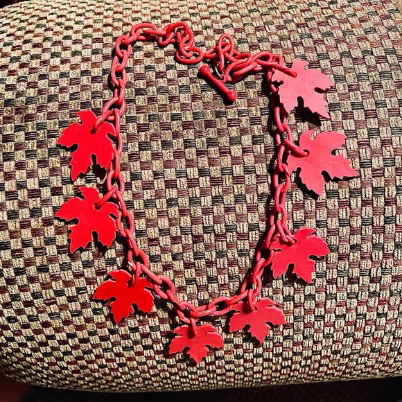 Vintage celluloid? Red leaf necklace with toggle clasp. - Picture 6 of 8